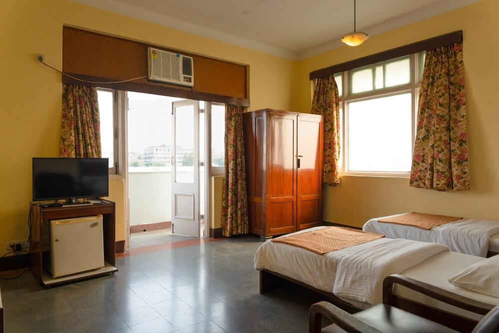 One of the best hotels near the gate way of India, with fully furnished  luxury rooms for families or groups.
